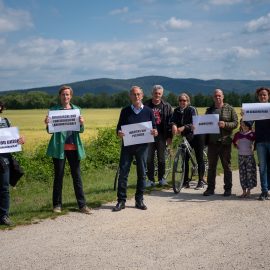 Die IG Akademiepark für Alle startet eine Petition für eine biologische und enkeltaugliche Landwirtschaft und den Baumschutz im Akademiepark